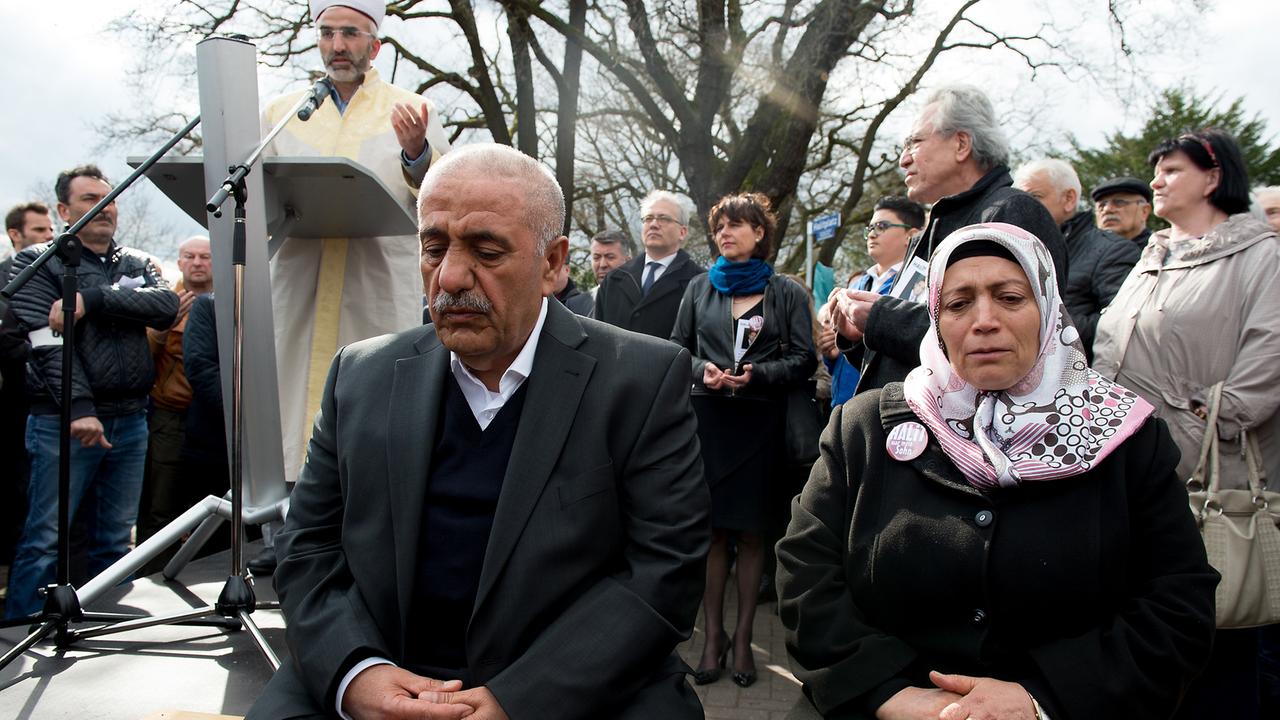 Die Eltern des ermordeten Halit Yozgat, Ayse und Ismael, 2016 bei der Gedenkfeier zehn Jahre nach der Ermordung von Halit Yozgat in Kassel