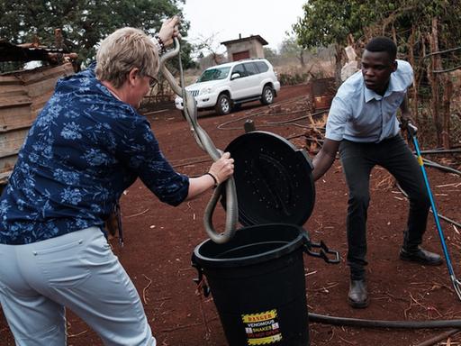 Thea Litschka-Koen und Bongani Bheki Myeni haben eine Schlange gefangen.