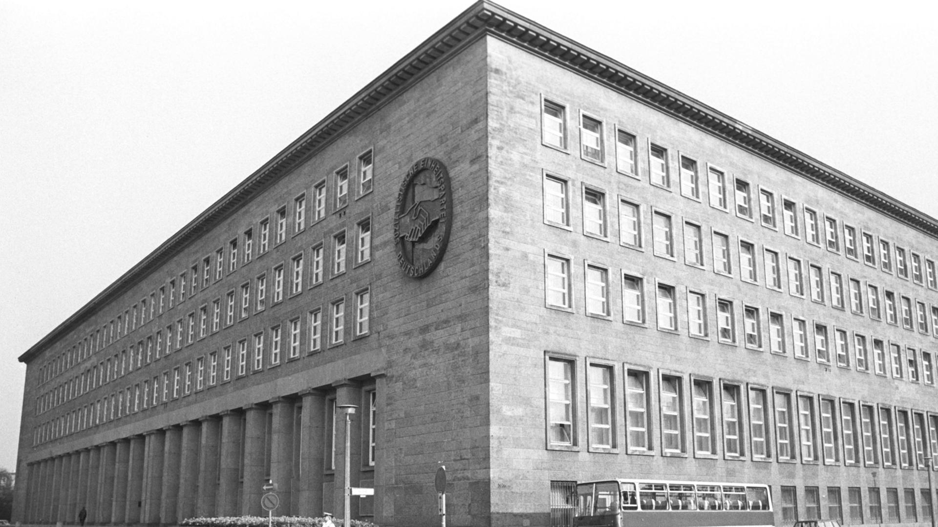 Das Gebäude des SED-Zentralkomitees im Oktover/November 1989. Schon am 18. Oktober war Erich Honecker auf einer Sondersitzung zurückgetreten und hatte damit die folgenden Ereignisse unausweichlich gemacht