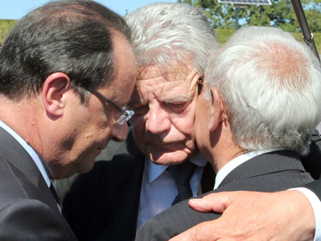 Bundespräsident Joachim Gauck umarmt den Überlebenden und Zeitzeuge Robert Hebras im Beisein von Frankreichs Präsident Francois Hollande