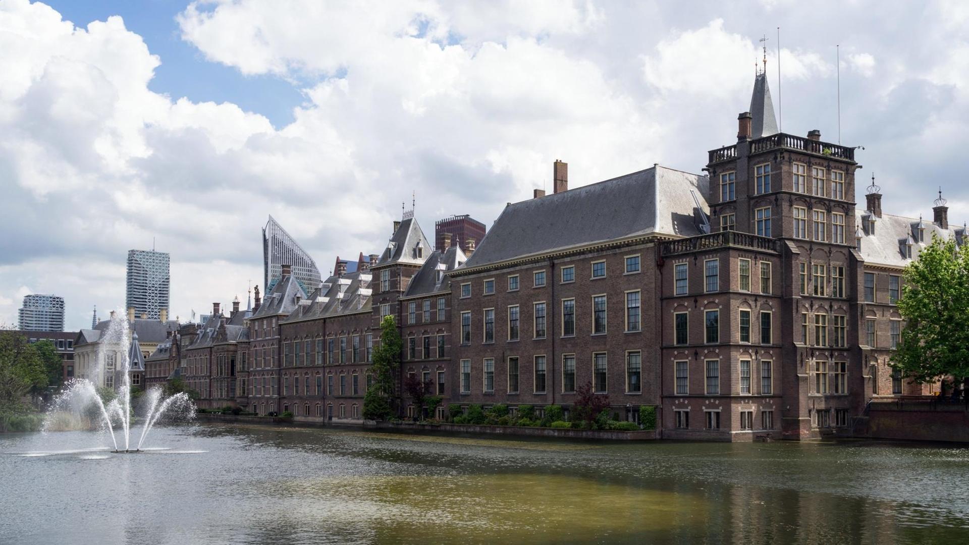 Das Niederländische Parlament (Generalstaaten) im Binnenhof in Den Haag.