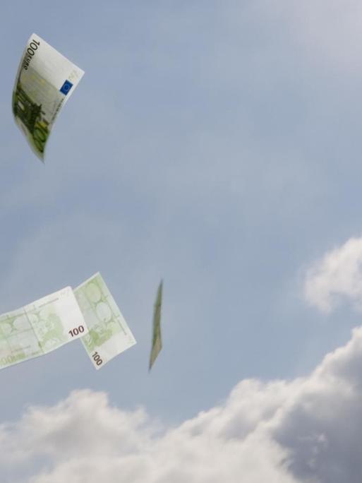 Fliegende Euroscheine vor Wolkenhimmel,