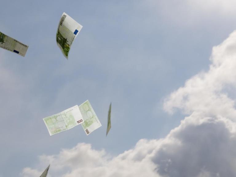Fliegende Euroscheine vor Wolkenhimmel,