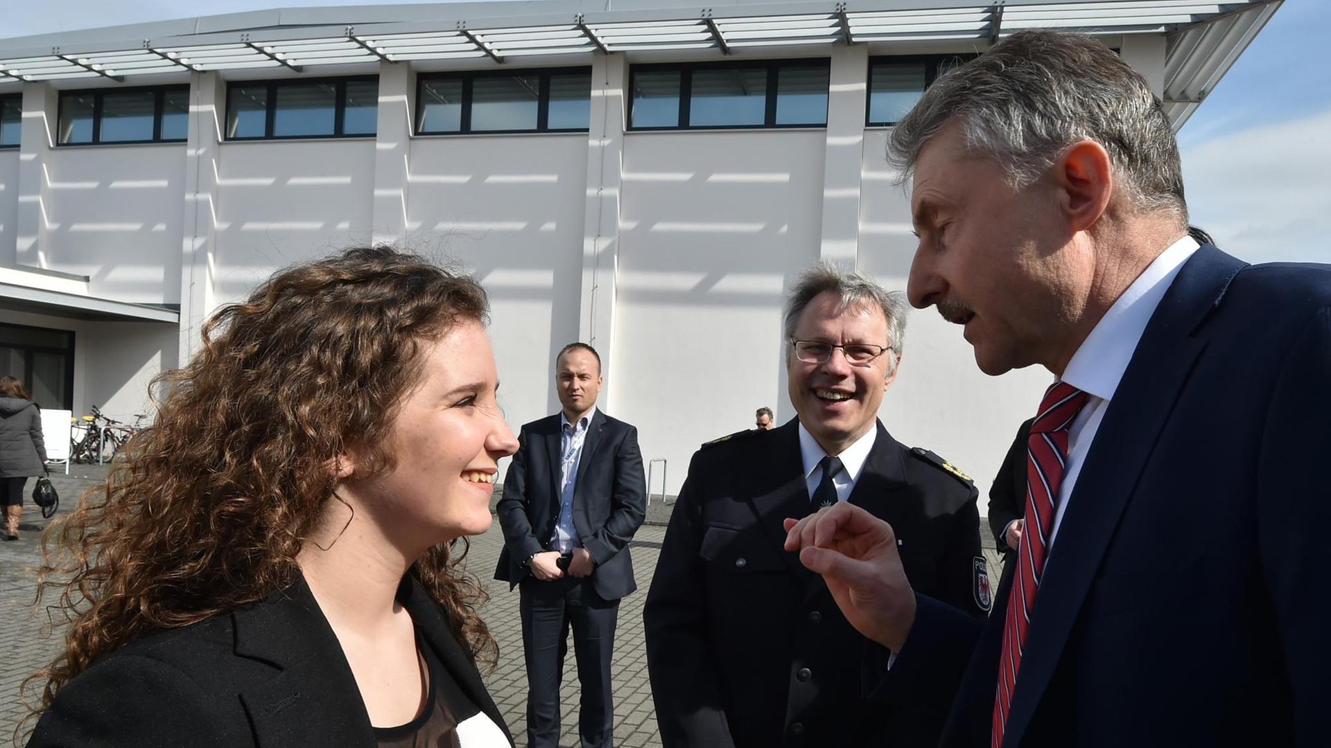 Karl-Heinz Schröter spricht vor der Fachhochschule der Polizei in Oranienburg mit Celina Knop Karl-Heinz Schröter spricht vor der Fachhochschule der Polizei in Oranienburg mit Celina Knop