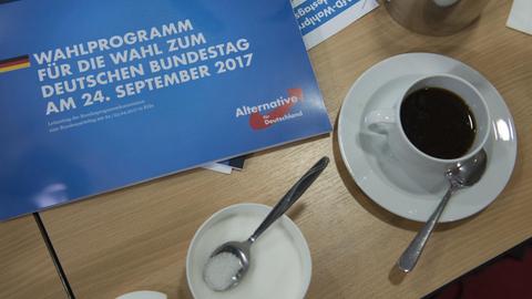 Die Broschüre "Wahlprogramm für die Wahl zum Deutschen Bundestag am 24. September 2017" liegt auf einem Tisch, daneben steht eine Tasse Kaffee