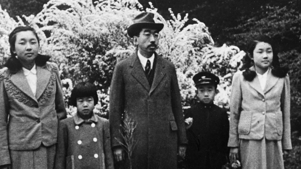 Kaiser Hirohito (Bildmitte) mit Prinz Akihito (zweiter von rechts) und den Prinzessinnen Shigeko von Teru, Atsuko von Yori und Kazuko of Taka auf einer Aufnahme aus den frühen 1940er-Jahren