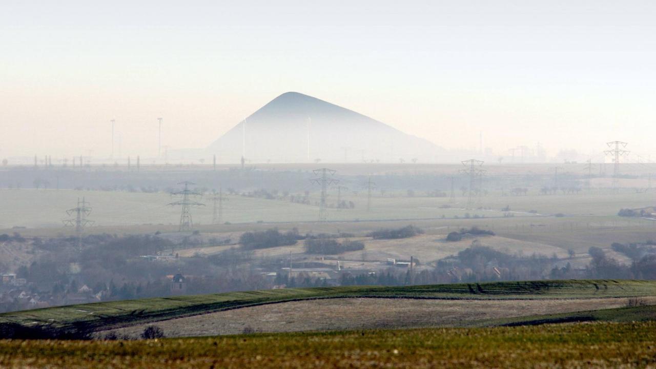 Bildnummer: 51081422 Datum: 25.01.2006 Copyright: imago/Hubert Jelinek Kupferabraumhalde im Mansfelder Land, Landschaft; 2006, Hettstedt, Abbau, Kupfer, Abraumhalde, Abraumhalden, Halde, Halden, Abraum, Kupferbergbau; , quer, Kbdig, Totale, Bergbau, Wirtschaft, Deutschland, , / Kupferabbau