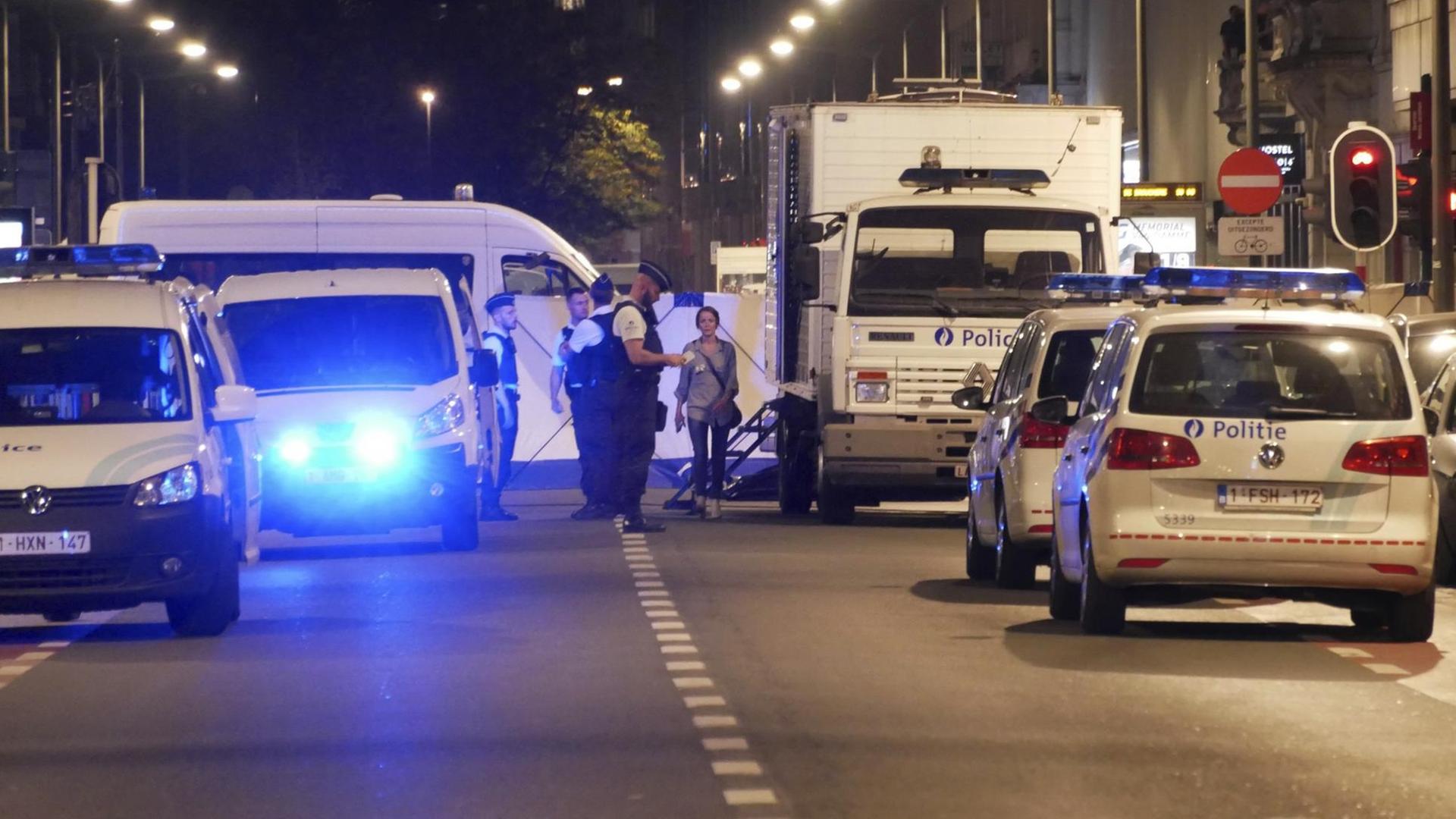 Polizisten sichern am Abend des 25.08.2017 den Tatort in der Innenstadt von Brüssel (Belgien). Nach einem Messerangriff auf Soldaten im Zentrum von Brüssel ist am Freitagabend ein 30-jähriger Mann niedergeschossen und tödlich verletzt worden.