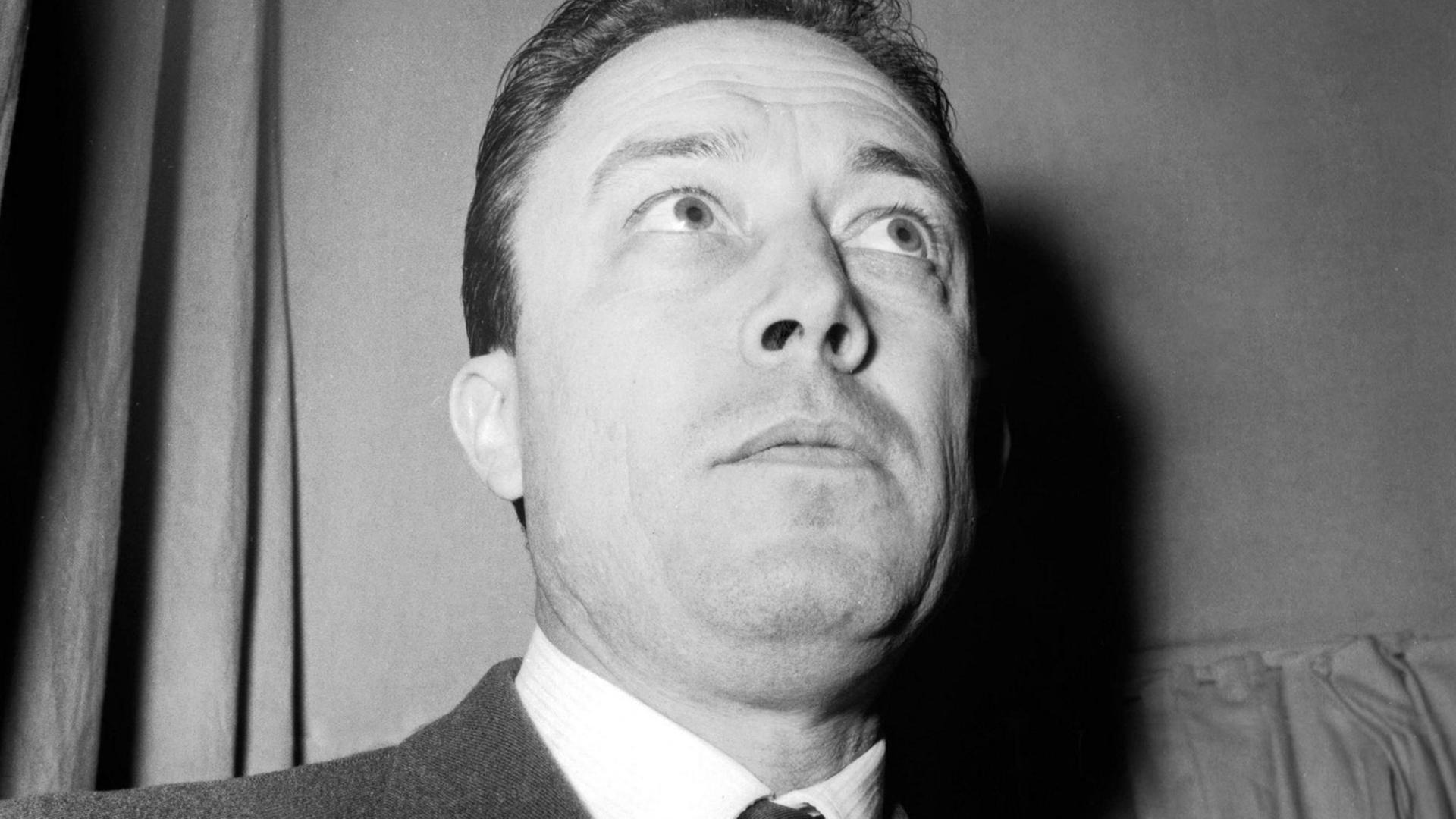Portrait von Albert Camus beim literarischen Treffen im Mailänder Teatro Manzoni, 1954.