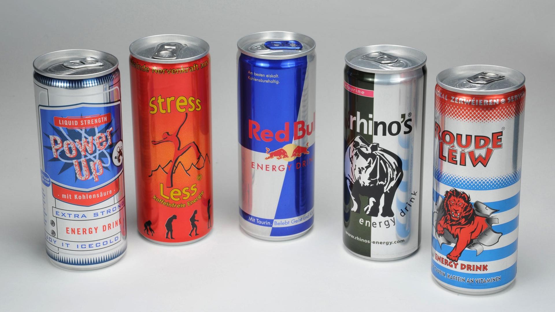 Eine Reihe Dosen mit Energy-Getränken verschiedener Marken