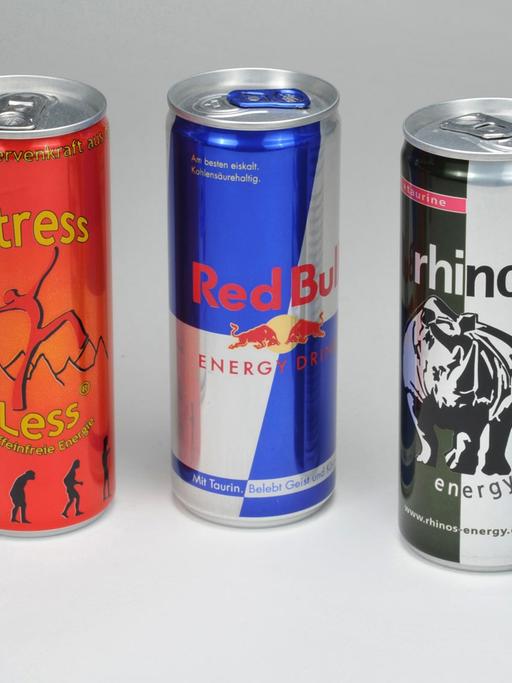 Eine Reihe Dosen mit Energy-Getränken verschiedener Marken