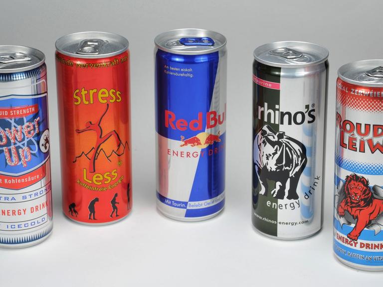 Eine Reihe Dosen mit Energy-Getränken verschiedener Marken