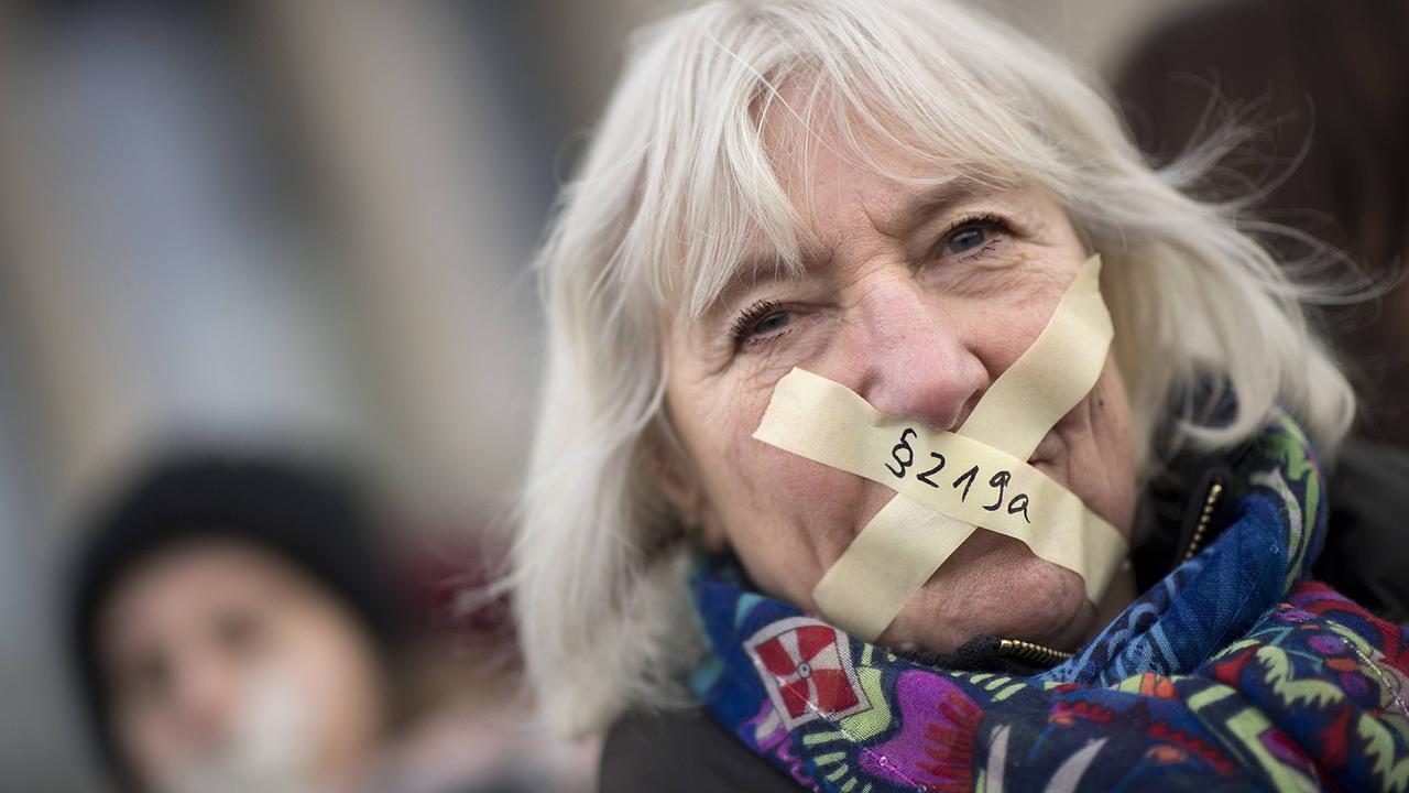 Eine Frau mit zugeklebtem Mund demonstriert gegen das Informationsverbot für Schwangerschaftsabbruch unter dem Motto "Weg mit dem Paragraph 219a StGb".