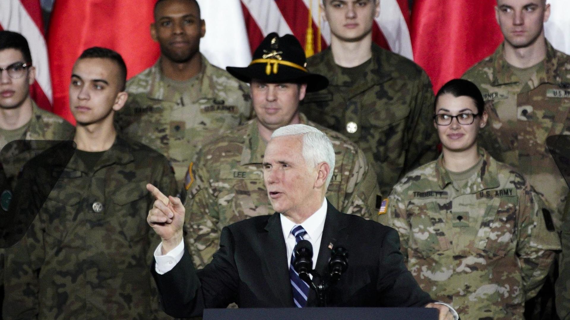 US-Vizepräsident Mike Pence in Warschau auf einer Us-amerikanischen Militärbasis.