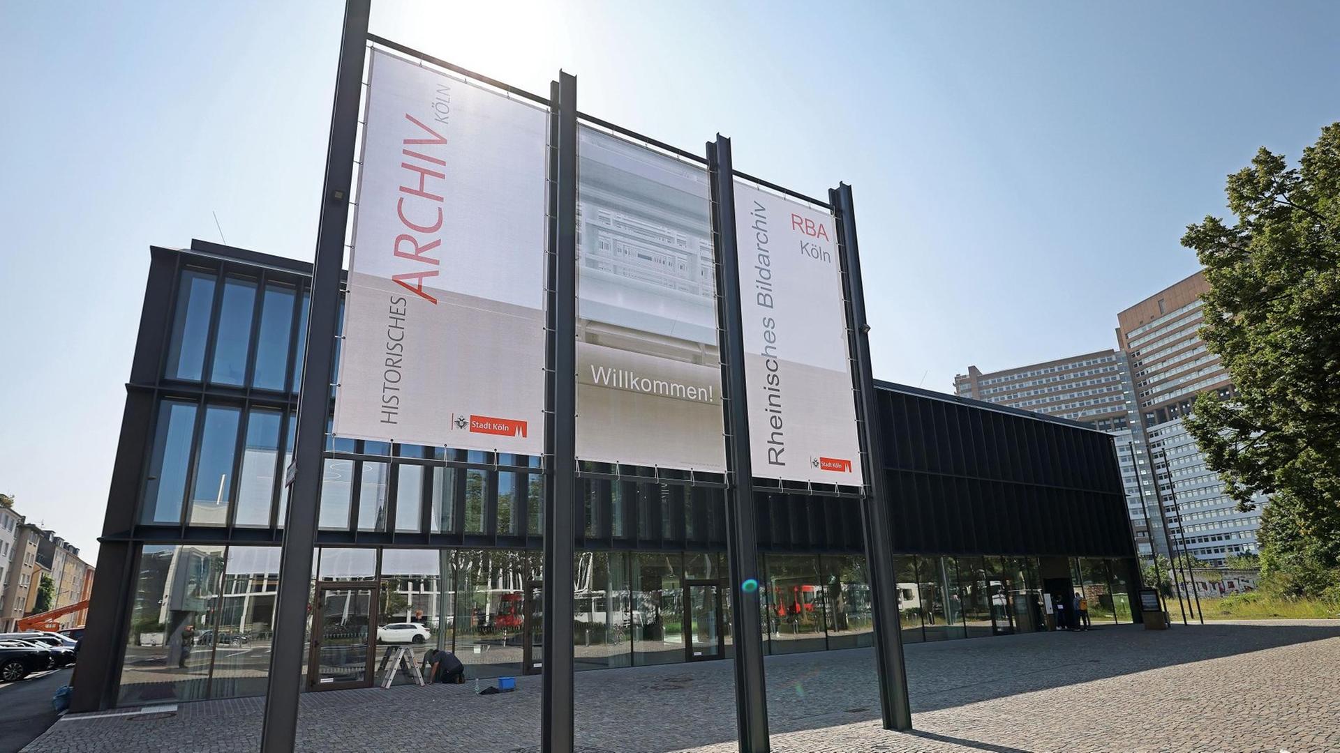 Das neue Stadt-Archiv ist in Köln eröffnet worden.