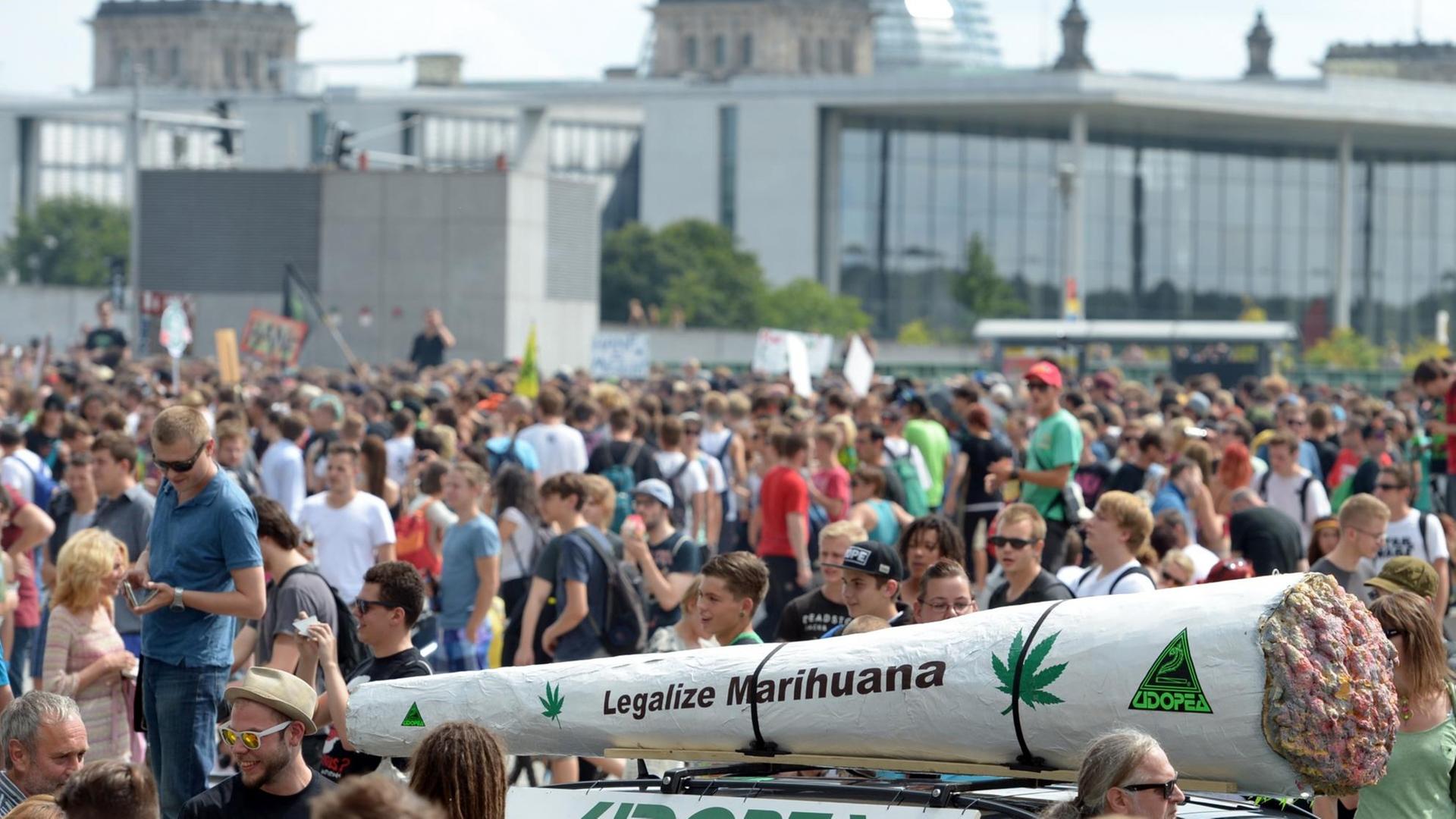 Zahlreiche Menschen nehmen am 09.08.2014 in Berlin an der 18. Hanfparade teil.