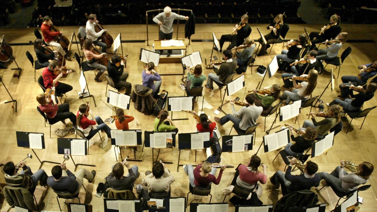 Das Europäische Jugendorchester (EUYO) wird während einer Probe am 24.11.2005 in der Cadogan Hall in London von Vladimir Ashkenazy dirigiert. 