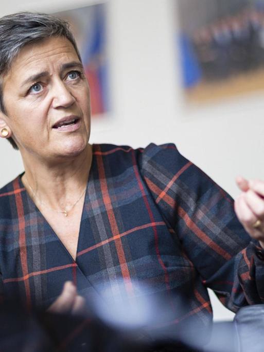 Margrethe Vestager gestikuliert während eines Interviews