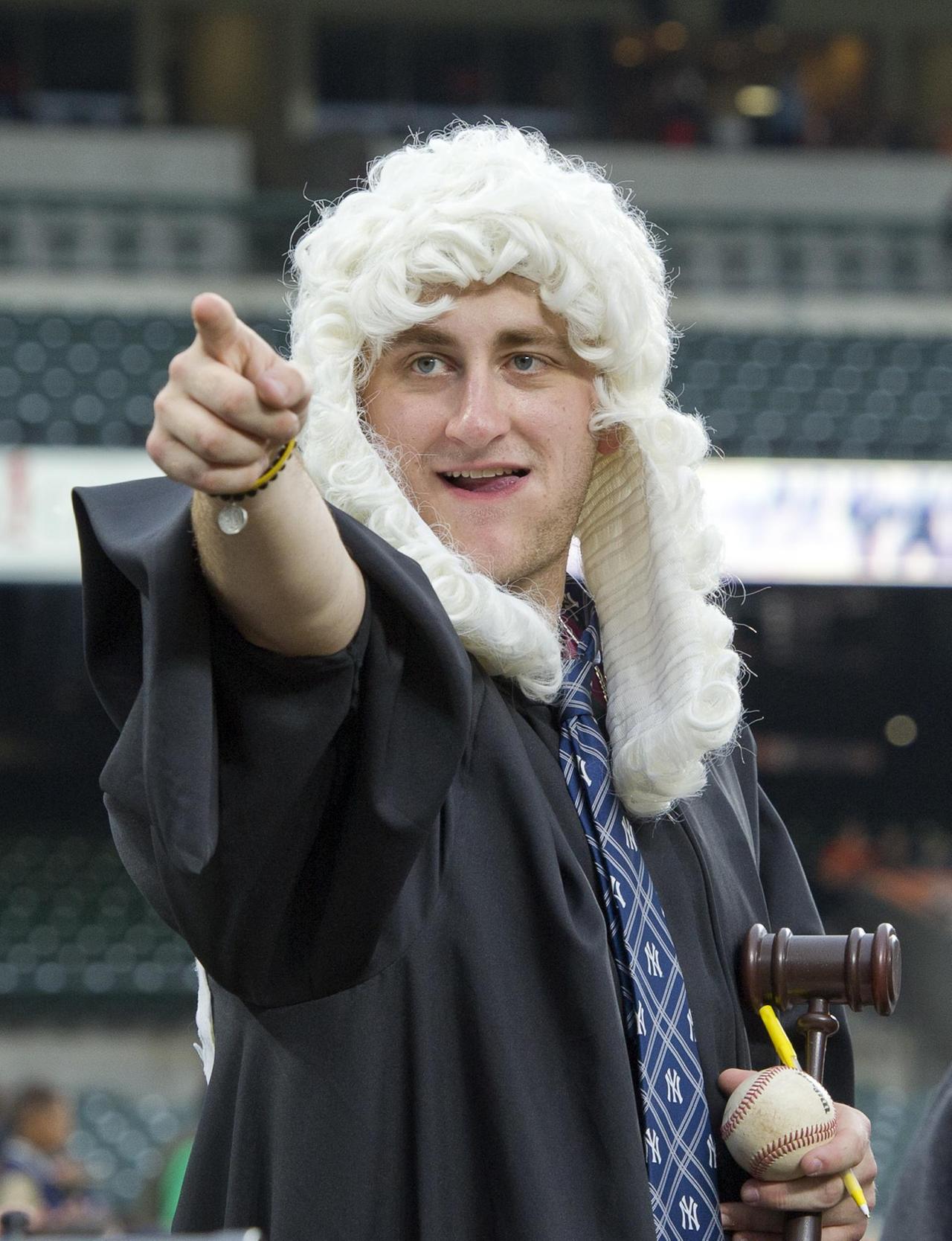 Alek Bernold of Utica, New York, wearing a traditional judge's wig and robe, cheers for New York Yankees right fielder Aaron Judge (99) prior to the game against the Baltimore Orioles at Oriole Park at Camden Yards in Baltimore, MD on Tuesday, May 30, 2017. Credit: Ron Sachs / CNP (RESTRICTION: NO New York or New Jersey Newspapers or newspapers within a 75 mile radius of New York City) Foto: Ron Sachs/Consolidated/dpa | Verwendung weltweit
