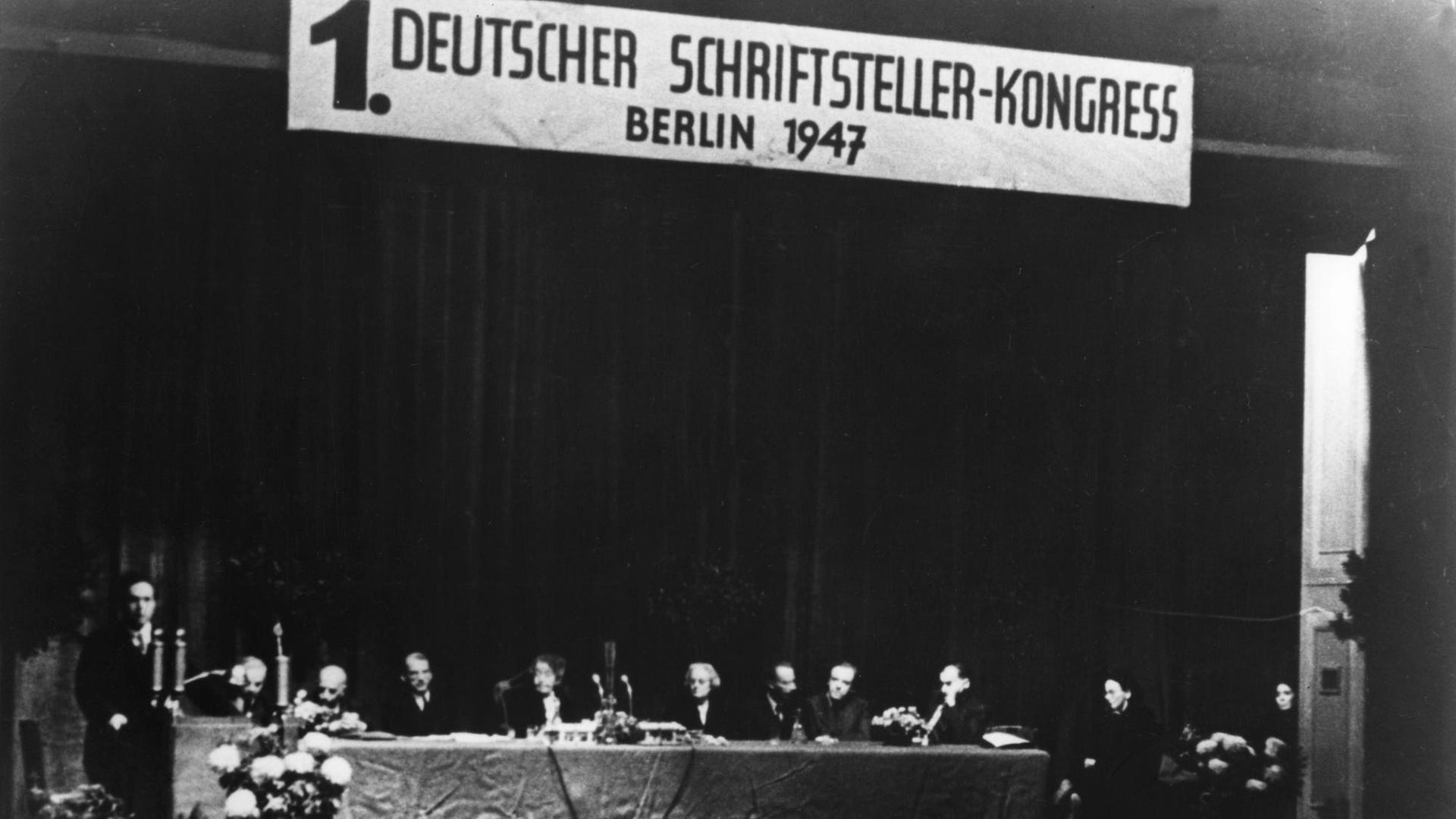 Erster Deutscher Schriftstellerkongress in den Kammerspielen des deutschen Theaters in Berlin unter Vorsitz von Ricarda Huch, 4.–8. Oktober 1947. Von links sitzend: Paul Ziegler (?), Rudolf Leonhard, Günther Weisenborn, Ricarda Huch, Hertha v. Gebhardt, Alfred Kantorowicz, Herman Ould, Friedrich Wolf u. Elisabeth Langgässer.
