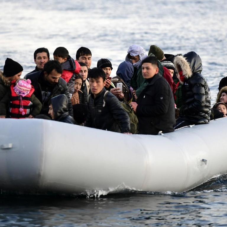 Migranten fahren in einem Boot, kurz bevor sie ein Dorf auf der griechischen Insel Lesbos erreichen über die Ägäis von der Türkei aus kommend. 