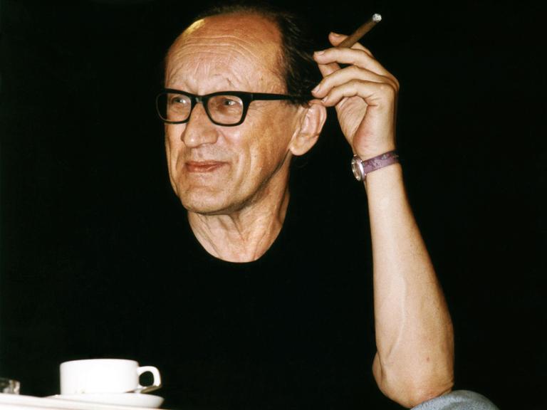 Der Dramatiker Heiner Müller. Der DDR-Schriftsteller und Dramaturg Heiner Müller, aufgenommen Ende August 1995 auf dem Helsinki Festival. Das Berliner Ensemble Theater führte dort sein Stück "Quartett" auf.