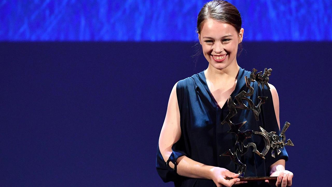 Die deutsche Schauspielerin Paula Beer freut sich über den Preis für die beste Nachwuchsdarstellerin beim 73. Filmfestival von Venedig.