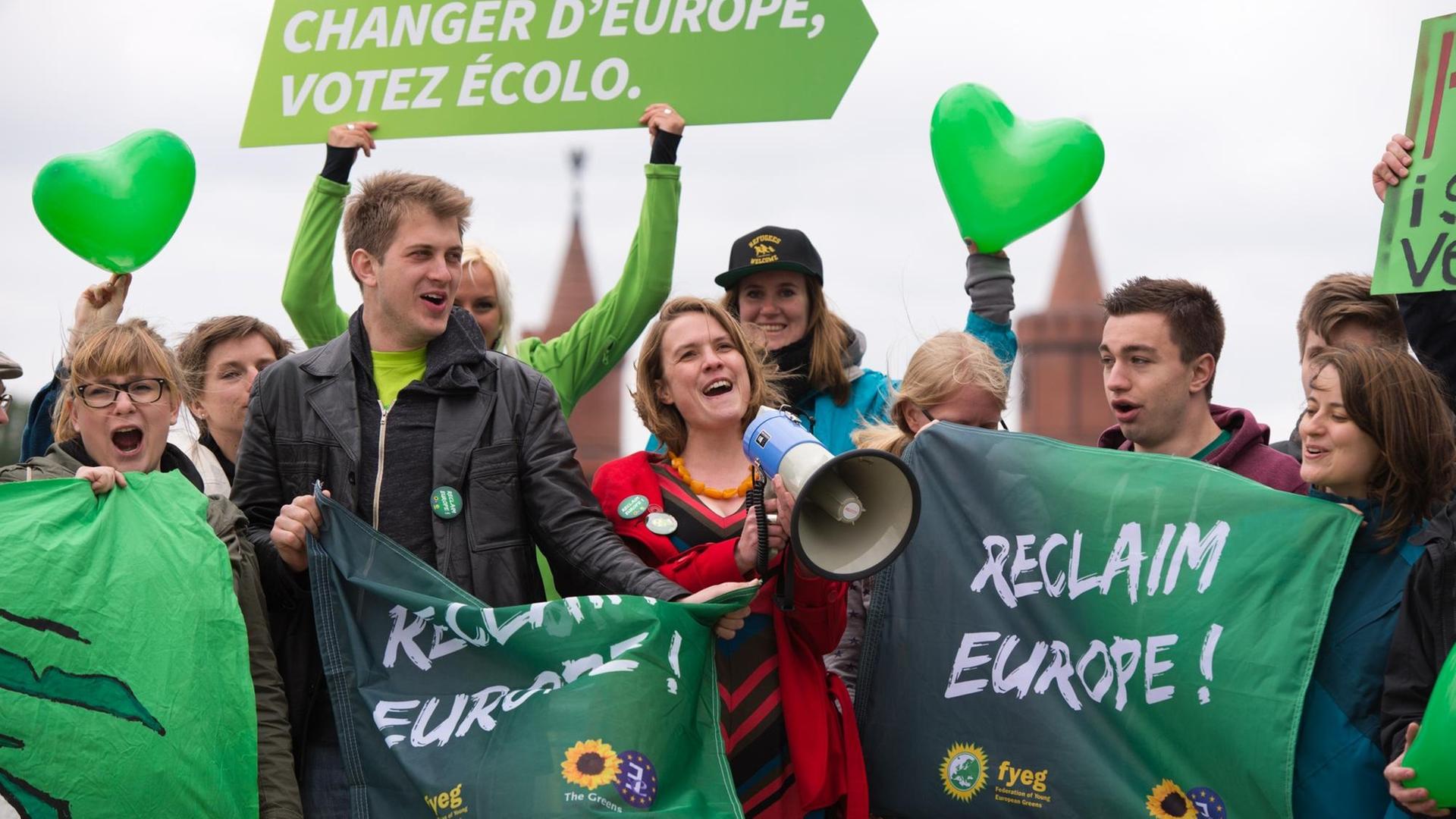 Mit Megafon und grünen Herzluftballons: Terry Reintke (M.) zeigt mit Parteikolleg*innen Flagge beim Europa-Wahlkampf der Grünen im Mai 2014