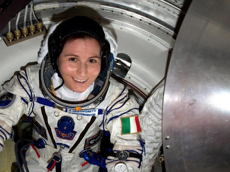 Die Astronautin der Europäischen Weltraumorganisation (ESA) Samantha Cristoforetti überprüft ihren Druckanzug in Vorbereitung auf die Abreise von der Internationalen Raumstation nach 6 1/2 Monaten im All.