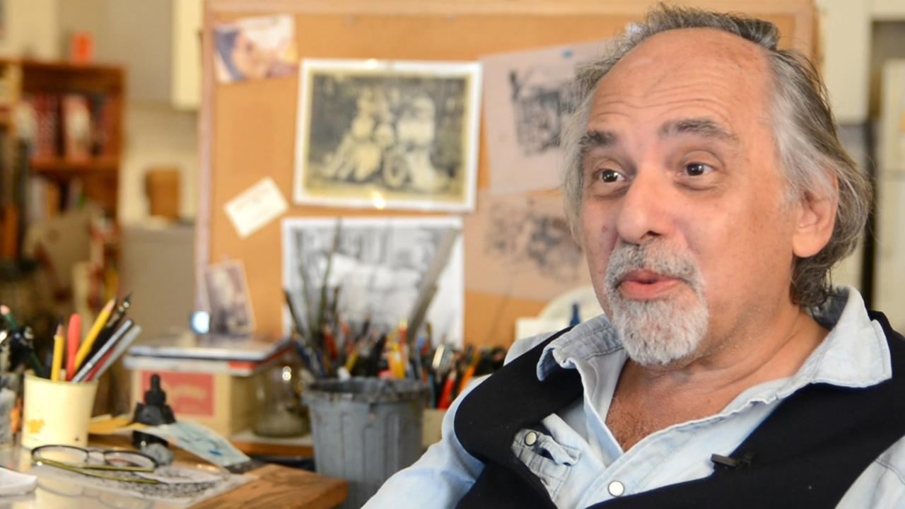 Das Foto zeigt den US-amerikanischen Comiczeichner Art Spiegelman an seinem Schreibtisch.