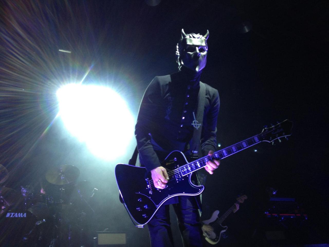 Gitarrist mit Teufelsmaske auf einer Bühne