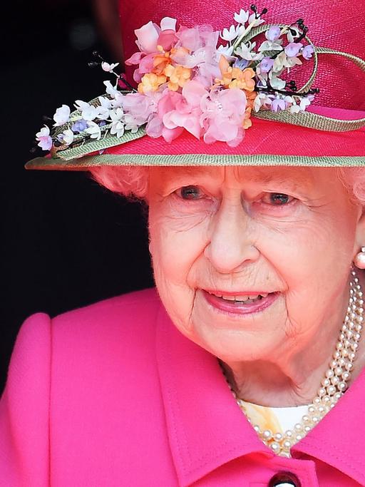 Die britische Königin Elisabeth II. besucht am 20.4.2016 die Post in Windsor, einen Tag vor ihrem 90. Geburtstag.