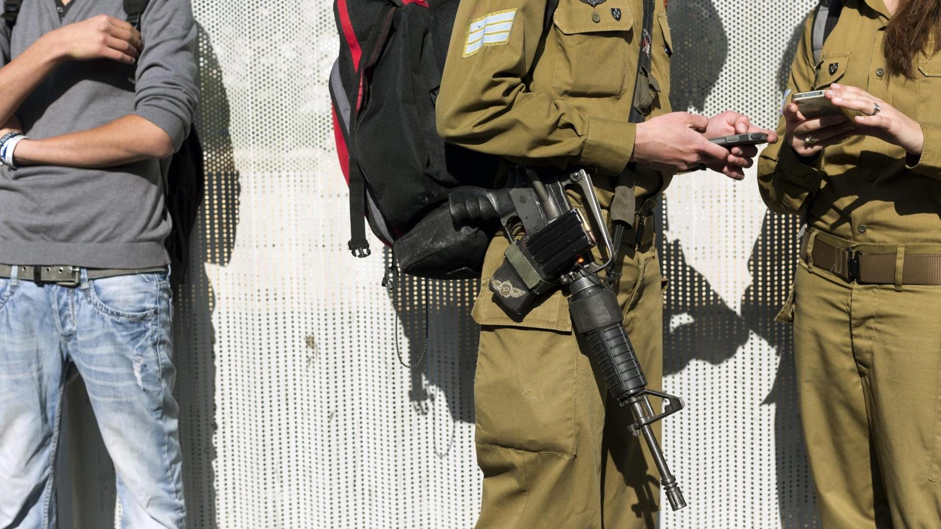 Israelische Soldaten mit Smartphones in der Hand.