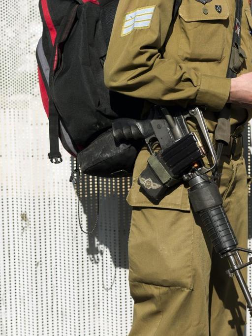 Israelische Soldaten mit Smartphones in der Hand.
