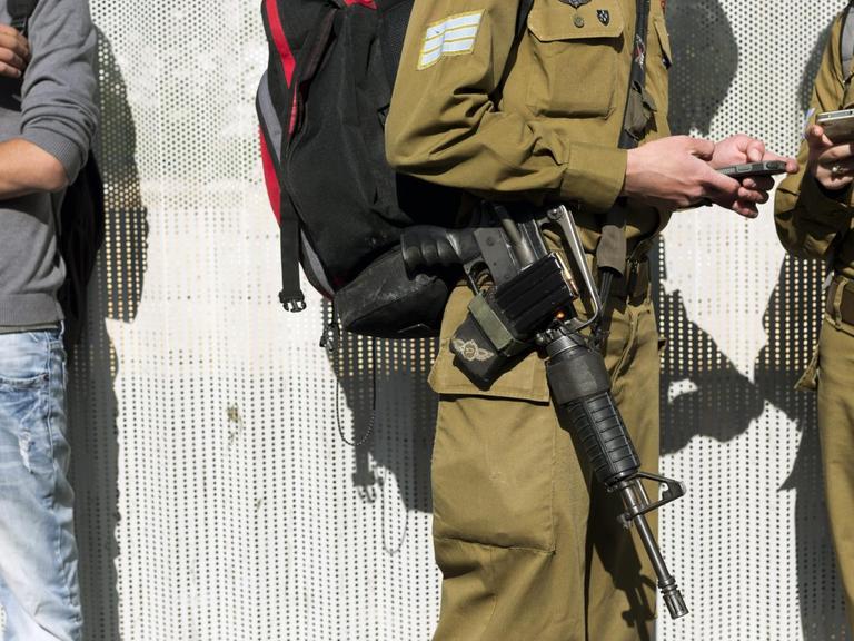 Israelische Soldaten mit Smartphones in der Hand.