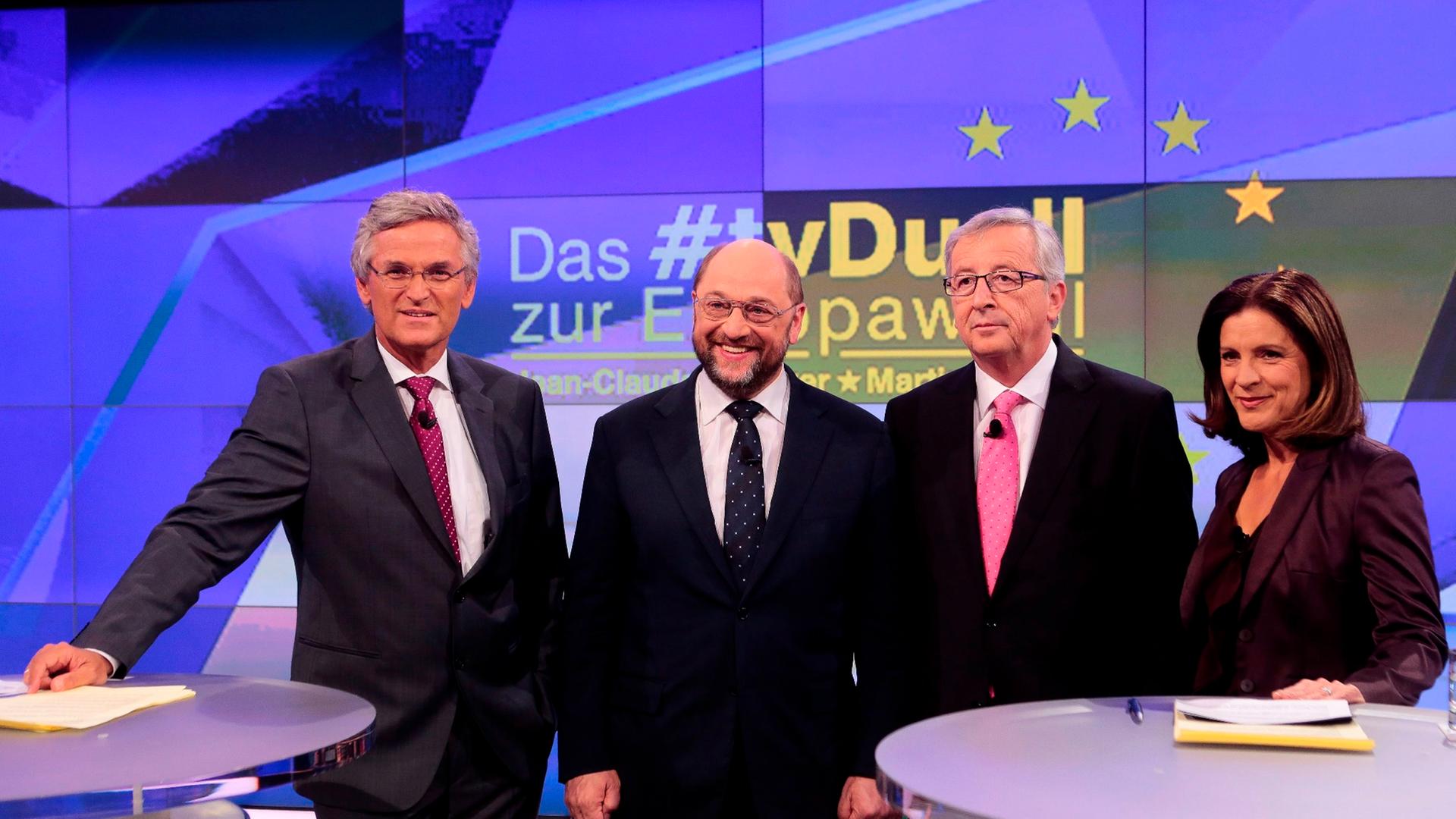 epa04197051 European People's Party candidate as President of the European Commission Jean-Claude Juncker, second right, and his counterpart from the Party of the European Socialists Martin Schulz, second left, pose with journalists Peter Frey, left, and 