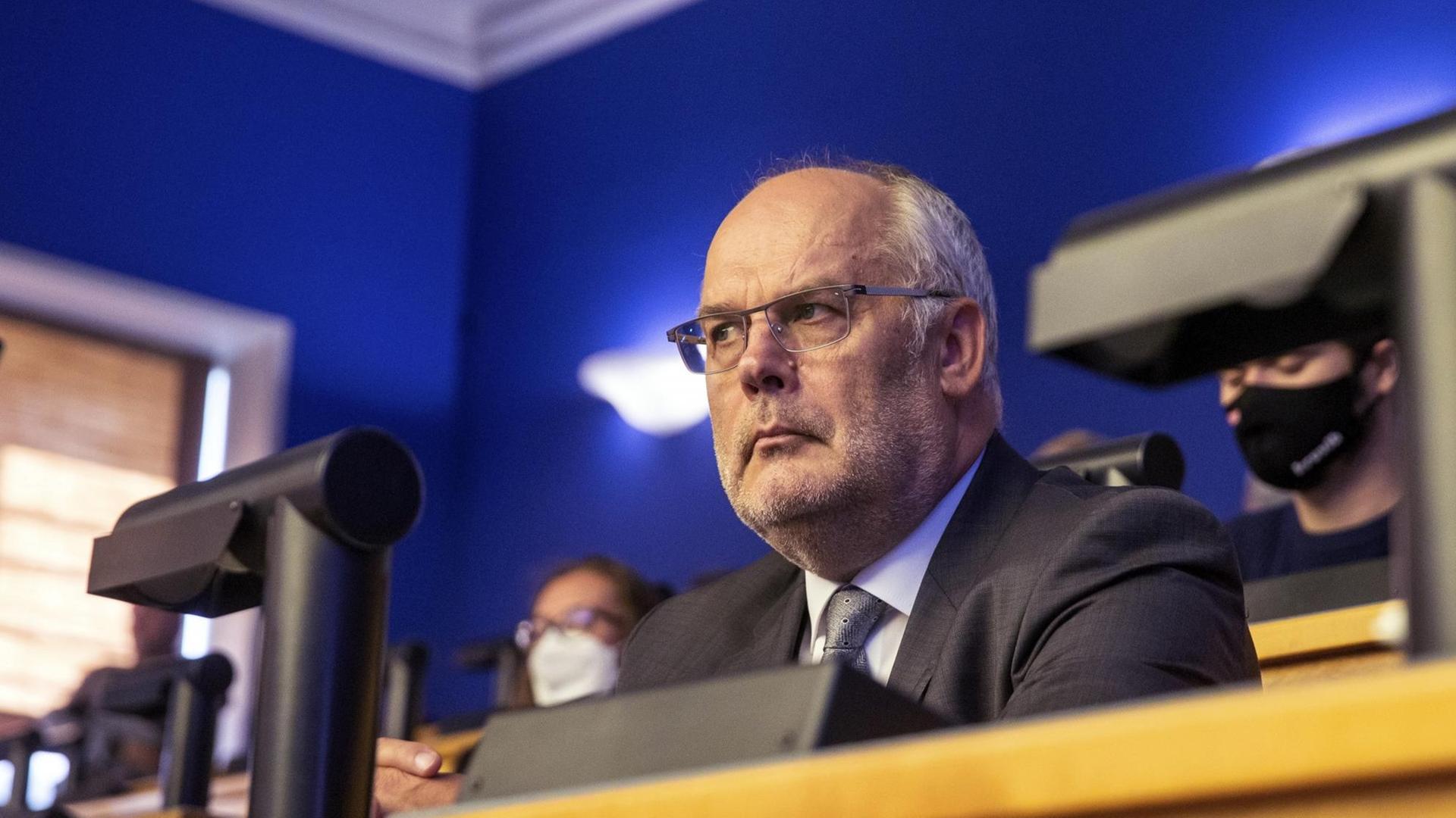 Alar Karis blickt ernst. Alar Karis blickt ernst.
