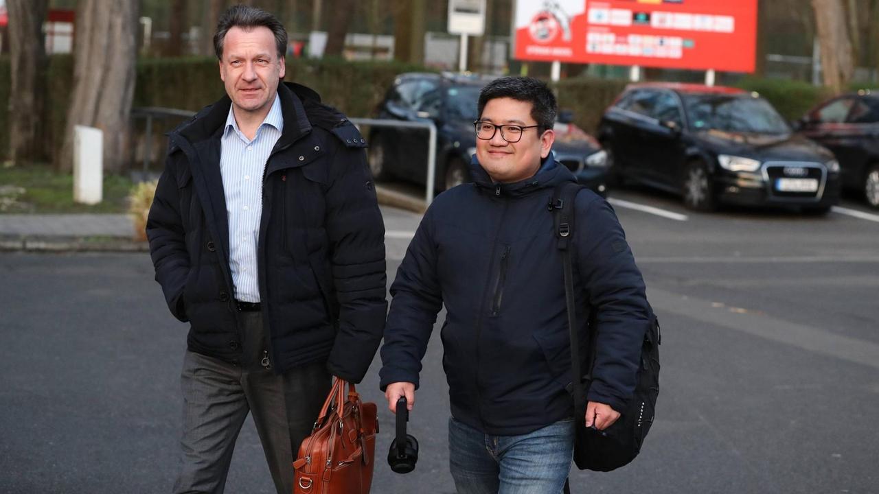 Ho-Yeon Kim (rechts) auf dem Weg zur Mitgliederratssitzung des 1. FC Köln im März 2019.