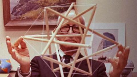 R. Buckminster Fuller schaut durch ein Tensegrity-Modell in seinem Büro in Carbondale, Ill. Die Tensegrity-Theorie des 75-jährigen Designers basiert auf ähnlichen Prinzipien wie seine geodätischen Kuppeln.