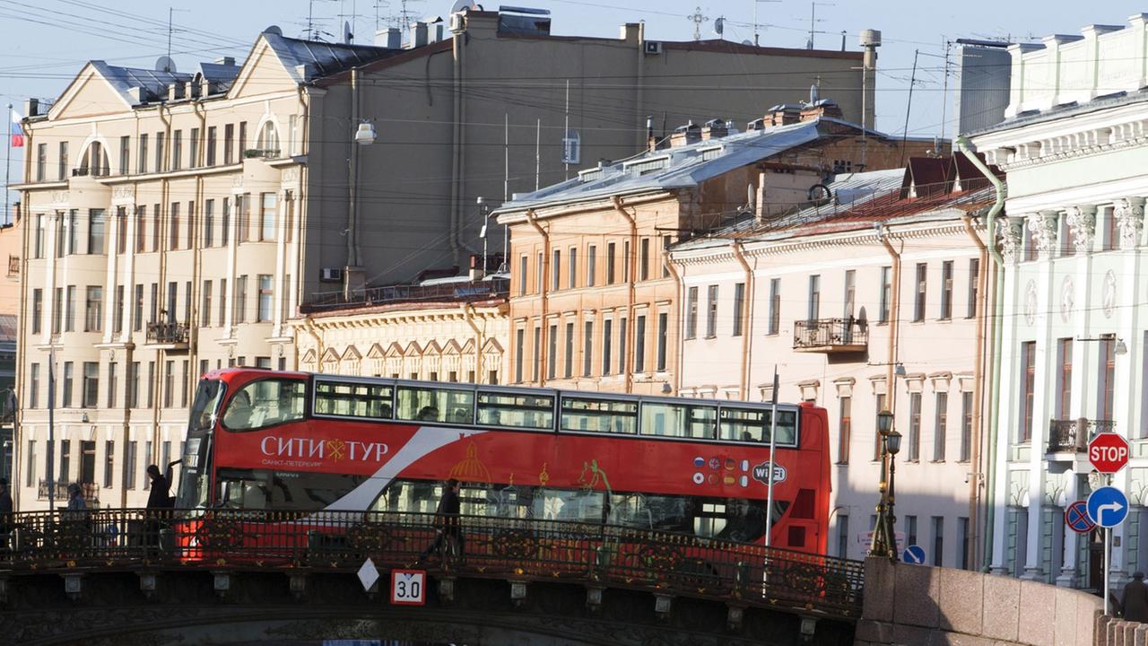 Wohn- und Geschäftshäuser zu beiden Seiten des Gribojedow-Kanals in St. Petersburg (Russland), 2012