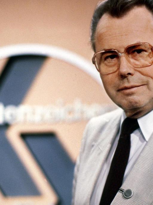 Eduard Zimmermann, Autor, Moderator und Produzent der Fernsehsendung "Aktenzeichen XY ... ungelöst" 1986 im Fernsehstudio.