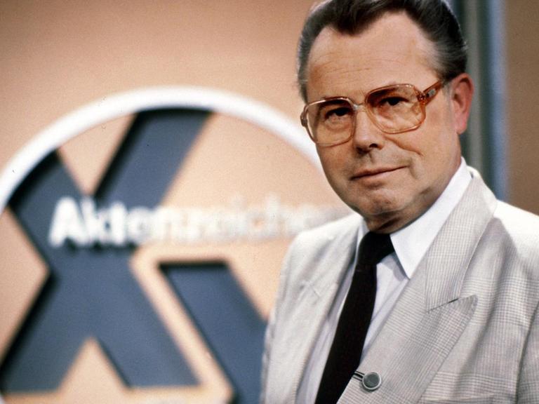 Eduard Zimmermann, Autor, Moderator und Produzent der Fernsehsendung "Aktenzeichen XY ... ungelöst" 1986 im Fernsehstudio.