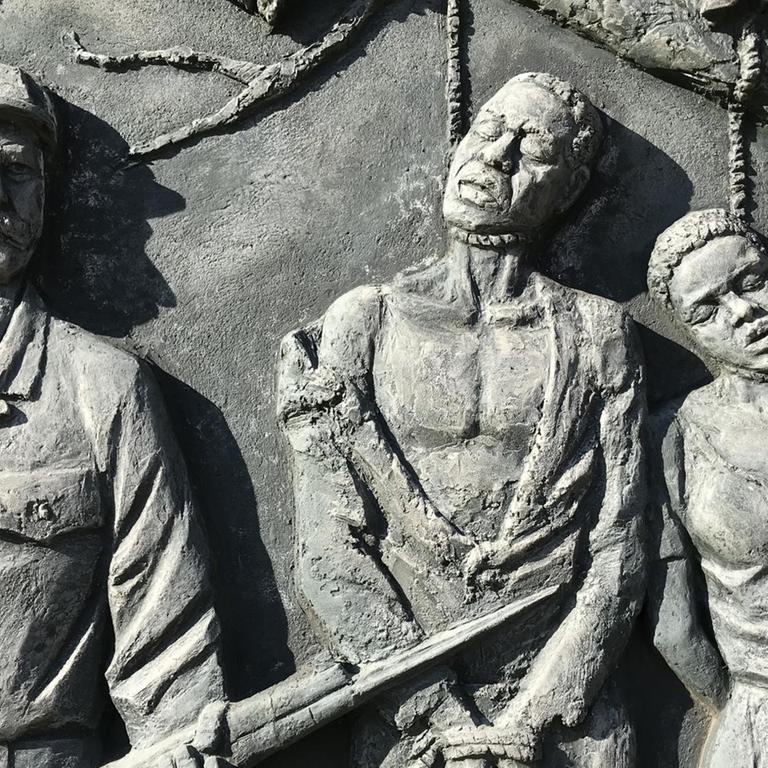 Ein Denkmal zur Erinnerung an den von deutschen Kolonialtruppen begangenen Völkermord an den Herero und Nama im Zentrum der namibischen Hauptstadt Windhoek.