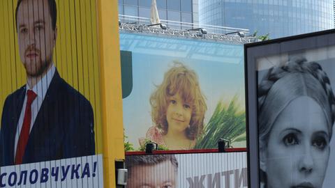 Wahlplakate in der Ukraine unter anderen Petro Poroschenko (M.) und Julia Timoschenko (r.) in einer Straße in Kiew.