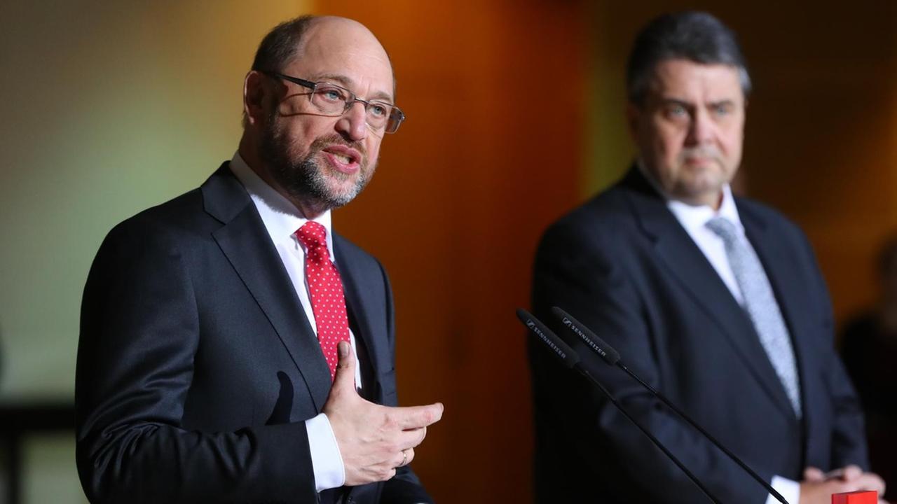 Der SPD-Parteivorsitzende Sigmar Gabriel (r) und Martin Schulz (SPD) geben am 24.01.2017 in Berlin in der SPD-Zentrale eine Pressekonferenz. 