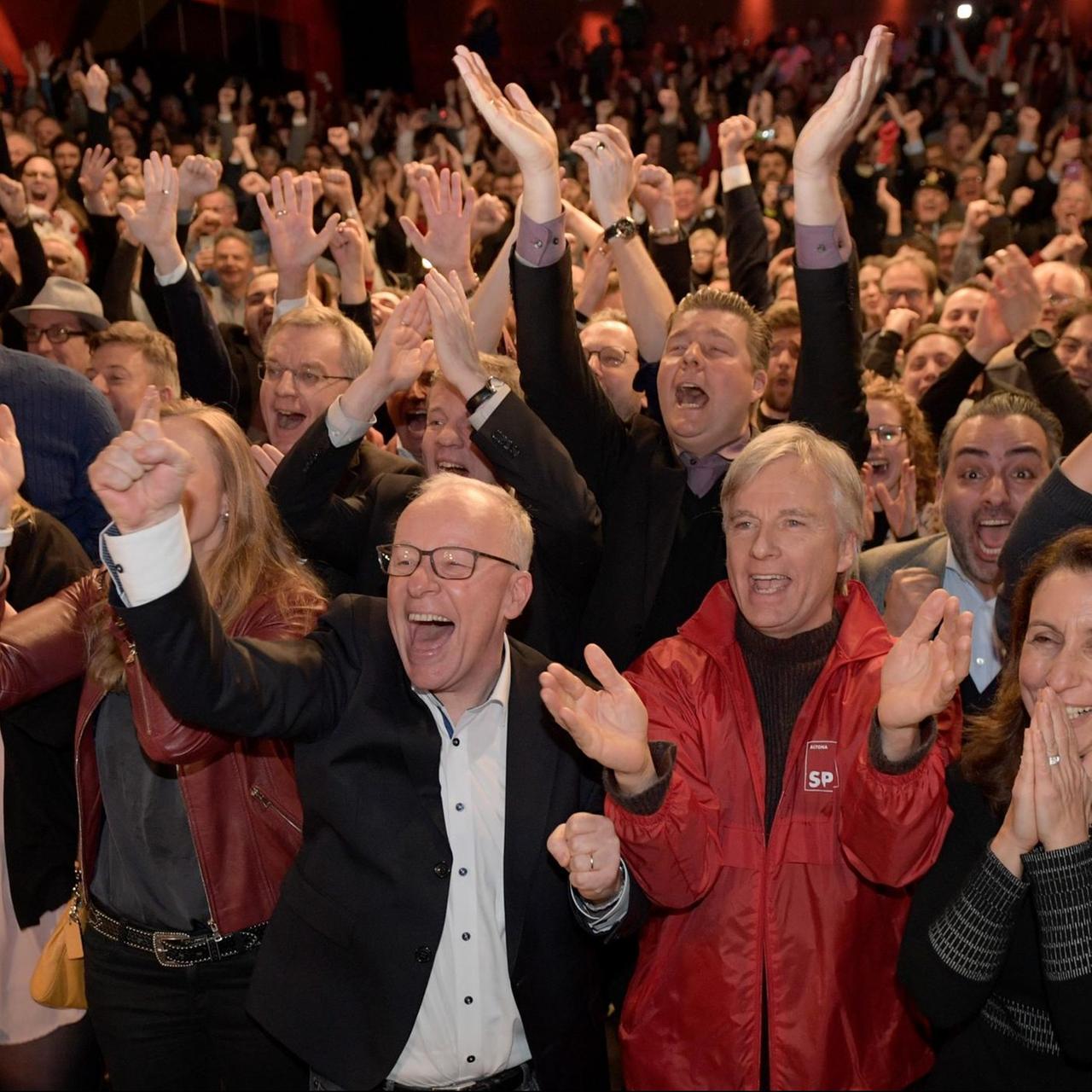 Anhänger der SPD Hamburg jubeln nach der ersten Prognose auf der Wahlparty ihrer Partei.