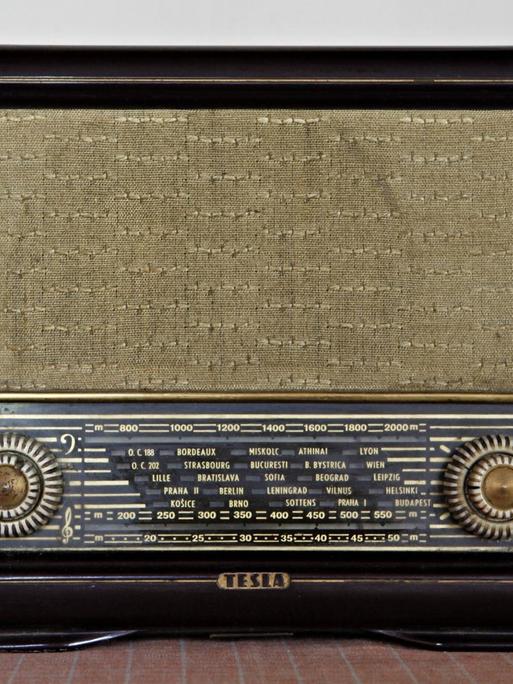 Ein alter tschechischer Radioapparat mit Drehregler und Stationsanzeige.