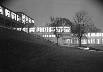 Blick von Westen auf das Gebäude der Hochschule für Gestaltung Ulm, 1956