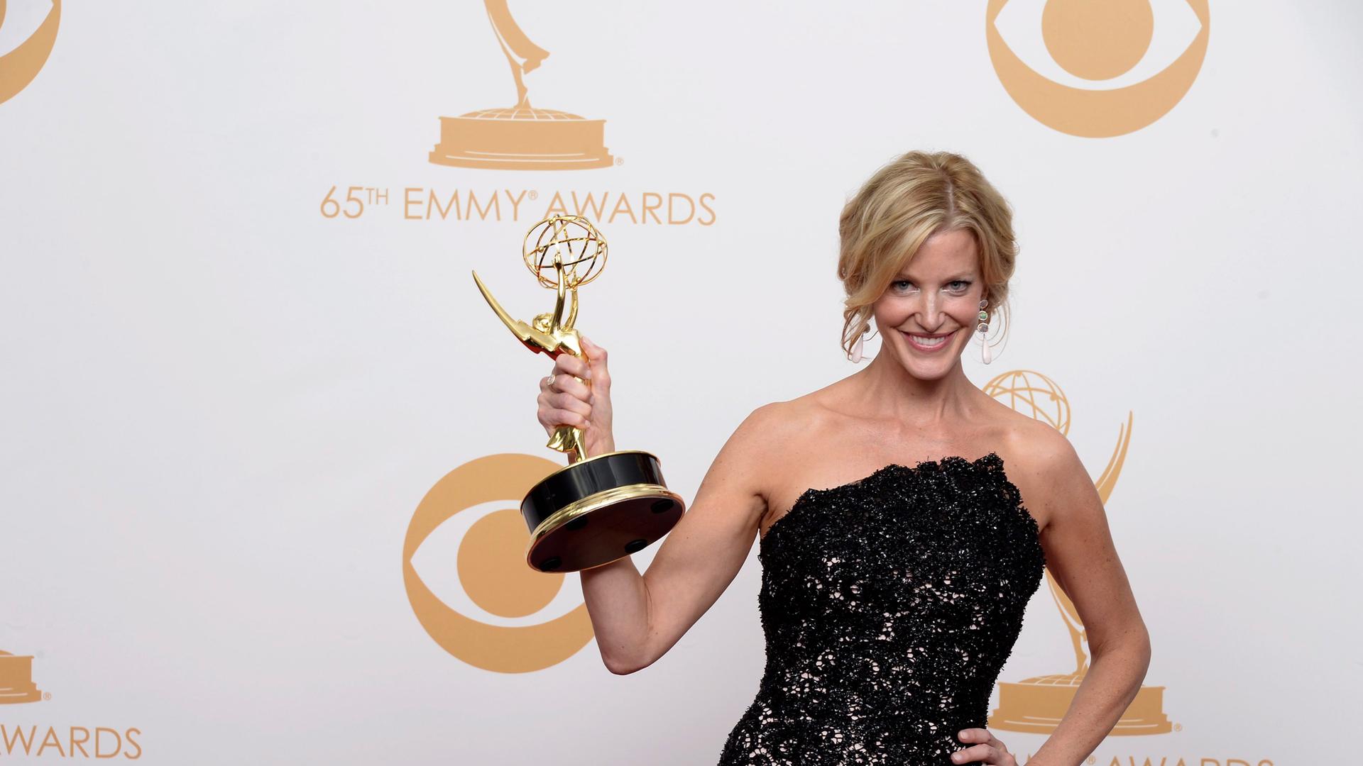 epa03880176 US actress Anna Gunn, winner of the Best Supporting Actress in a Drama Series Award for 'Breaking Bad' poses in the press room during the 65th Primetime Emmy Awards held at the Nokia Theatre in Los Angeles, California, USA, 22 September 2013. epa03880176 US actress Anna Gunn, winner of the Best Supporting Actress in a Drama Series Award for 'Breaking Bad' poses in the press room during the 65th Primetime Emmy Awards held at the Nokia Theatre in Los Angeles, California, USA, 22 September 2013.