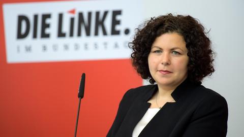 Amira Mohamed Ali, Vorsitzende der Bundestagsfraktion Die Linke, wartet zum Abschluss der Klausurtagung während einer gemeinsamen Pressekonferenz mit dem Co-Vorsitzenden Bartsch auf Fragen der Journalisten.